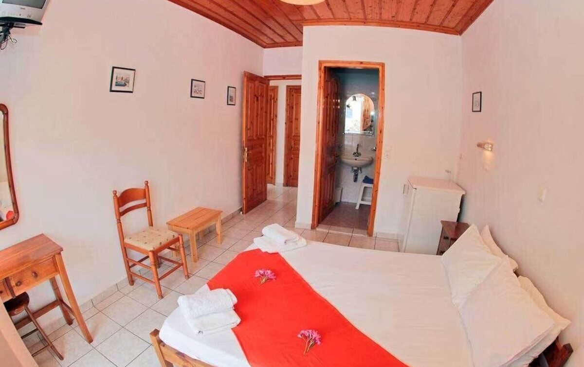 Image - GLAROS guest house